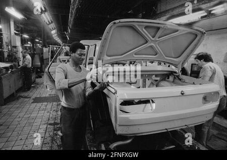 GDR / Industrie / Thuringe / 1991 Automobilwerke Eisenach. Le WARTBURG a été produit dans cette usine. Le hall de l'usine ressemble à un grand atelier. Ici, les portes et les joints sont assemblés. Un travailleur contractuel africain. Ce sont des travailleurs de pays socialistes qui ont été embauchés au niveau de l'État. // véhicule / Economie / voiture / Etats fédéraux [traduction automatique] Banque D'Images