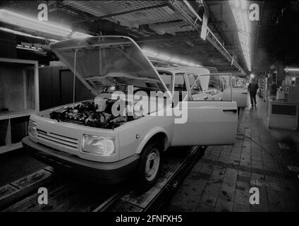 GDR / Industrie / Thuringe / 1991 Automobilwerke Eisenach. Le WARTBURG a été produit dans cette usine. Le hall de l'usine ressemble à un grand atelier. Ici, les portes et les joints sont assemblés. // véhicule / Economie / voiture / Etats fédéraux [traduction automatique] Banque D'Images