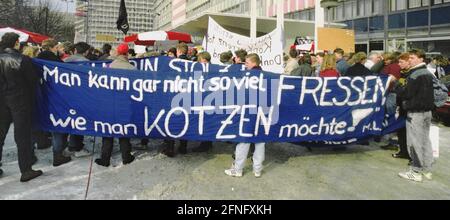 Berlin-Mitte / Alexanderplatz / 1991 manifestation contre la Treuhand-Anstalt à Alexanderplatz 6. Les employés de la compagnie aérienne Interflug de la RDA protestent contre la fin des opérations. Le signe indique -vous ne pouvez pas manger autant que vous voulez puke- // Démo / DDR / Liquidation / unification / [traduction automatique] Banque D'Images