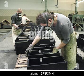 Berlin / DDR / 6/1991 usine de batteries (batteries au plomb) à Lichtenberg, les travailleurs doivent travailler avec des masques à gaz. Il n'y a pas de système d'échappement. La société appartient à la Treuhand en 1991 // Environnement / Air / Chimie / // districts / Lichtenberg [traduction automatique] Banque D'Images