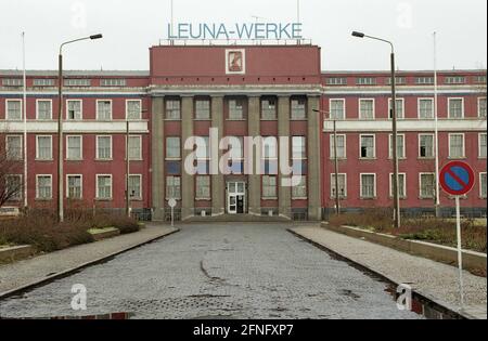 Saxe-Anhalt / GDR / Economie /1994 Leuna bâtiment principal: C'était autrefois le lieu de naissance de l'industrie chimique allemande. Maintenant, l'usine est en panne et la plupart d'elle sera démoli. Le site sera utilisé par diverses entreprises pour s'installer ici // Industrie / Chimie / Décarie / Trust en 1916, la société BASF de Ludwigshafen construit une usine d'ammoniac près du village de Leuna. En 1924, une usine de méthanol est ajoutée et de l'essence est produite à partir de 1927. À cette époque, Leuna était la plus grande usine chimique d'Europe avec 29,000 employés. En 1990, l'histoire prend fin le VEB Leuna-Werke Walter Ulbricht Banque D'Images