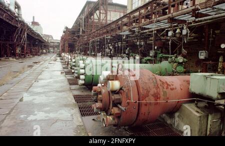 Saxe-Anhalt / GDR / Economie / Leuna / 3/ 1994 c'était autrefois le lieu de naissance de l'industrie chimique allemande. Maintenant, l'usine est en panne et la plupart d'elle sera démolie. La zone sera utilisée par différentes sociétés. Ces pompes à mole appartiennent à l'usine d'ammoniac, qui a été construite en 1915. Ils seront mis dans un musée technique // Industrie / Chimie / Décarie / confiance / Musée / Histoire en 1916 la société BASF de Ludwigshafen construit une usine d'ammoniac près du village de Leuna. En 1924, une usine de méthanol est ajoutée et de l'essence est produite à partir de 1927. À cette époque, Leuna était le plus grand produit chimique Banque D'Images