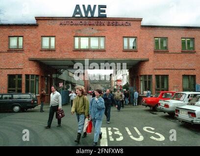 GDR / Industrie / Thuringe / 1991 Automobilwerke Eisenach. Le WARTBURG a été produit dans cette usine. Les employés quittent l'entreprise. La société a été liquidée et en partie reprise par Opel, une nouvelle usine a été construite // Economie / automobile / voiture / Treuhand // [traduction automatique] Banque D'Images