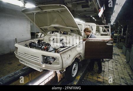 GDR / Industrie / Thuringe / 1991 Automobilwerke Eisenach. Le WARTBURG a été produit dans cette usine. Le hall de l'usine ressemble à un grand atelier. Ici, les portes et les joints sont assemblés. // véhicule / Economie / voiture / Etats fédéraux [traduction automatique] Banque D'Images