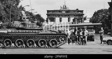 Quartiers de Berlin / quartier du gouvernement / 1987 chars français devant la porte de Brandebourg lors du défilé militaire annuel des 3 puissances occupantes occidentales. // alliés / chars / Français / Berlin-Etat / région / Histoire [traduction automatique] Banque D'Images