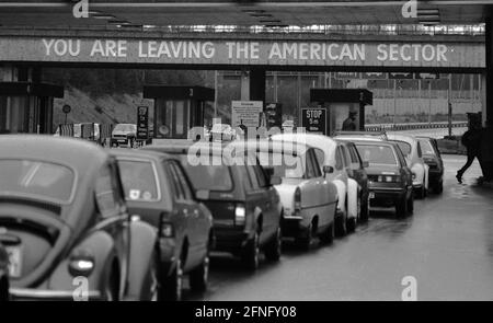 Berlin-Bezrike / GDR / Wall / 4 / 1982 trafic de Pâques au poste de frontière Dreilinden. Il y a une gauche à Berlin Ouest en direction de Hanovre ou Munich. Vous quittez le secteur américain indique le statut d'occupation de Berlin-Ouest. Les États-Unis, la France et la Grande-Bretagne étaient responsables du passage de Checkpoint Bravo. Derrière le pont, le GDR a commencé. Pour le passage, il fallait un visa, qui était disponible du côté de la RDA. // Berlin-Status / Checkpoint / Border / districts / / // Histoire / communisme / alliés [traduction automatique] Banque D'Images