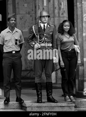 Berlin-Mitte / GDR / 18.7.1981 Armée populaire nationale du GDR, Unter den Linden, devant Neue Wache. Mémorial central de la RDA pour les victimes du national-socialisme. Un soldat de l'Armée populaire nationale devant elle. Un soldat américain avec un compagnon de Berlin Ouest est photographié // NVA / Parade / militaire / alliés [traduction automatique] Banque D'Images