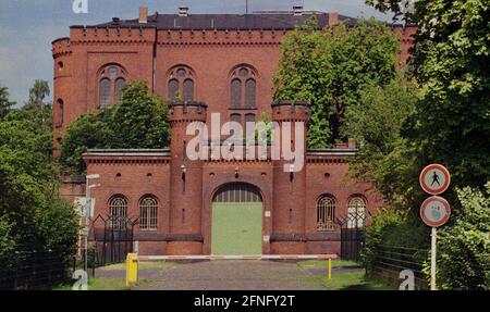 Berlin-Spandau / Nazis / groupes de droite 20.8.1987 devant la prison pour crimes de guerre de Spandau, Rudolf Hess vient de mourir. Les partisans de droite se rassemblent pour pleurer. Le bâtiment. Il sera détruit immédiatement, afin de ne pas créer un site culte nazi. Elle était sous la souveraineté des quatre alliés, y compris les Soviétiques comme forces d'occupation. La photographie était interdite. Voir photo aérienne de 1986 // nazi / fascisme / alliés [traduction automatique] Banque D'Images