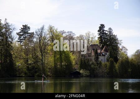 Tenez-vous debout à la paddle-Boarder sur le lac Wessling en haute-Bavière, Allemagne, Europe. Banque D'Images