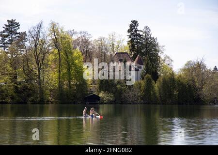 Deux adolescentes assises sur une planche à aubes debout sur le lac Wessling en haute-Bavière, en Allemagne, en Europe. Banque D'Images