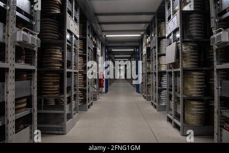 17 mai 2021, Brandebourg, Hoppegarten : de nombreux bobines de film sont stockées sur des étagères dans les archives de film de Hoppegarten. De nombreux films de la DEFA y sont également archivés. Il y a 75 ans, Deutsche film AG (DEFA) a été fondée à Potsdam-Babelsberg. Photo: Paul Zinken/dpa Banque D'Images