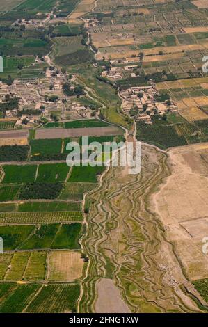 Vue aérienne de fermes et de petits villages dans le sud de l'Afghanistan Banque D'Images