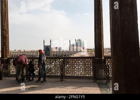 Petite famille sur la terrasse du palais Ali Qapu donnant sur la place Naqsh-e Jahan et la mosquée Shah. Ispahan, Iran. Banque D'Images