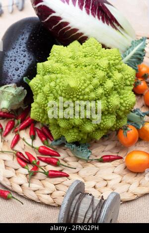 Brocoli aubergine vert frais radis tomates et poivre. Verticale Banque D'Images