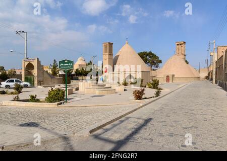 Dômes et attrape-vent au-dessus des citernes souterraines dans la ville de Nain, comté de Nain, province d'Ispahan, Iran Banque D'Images