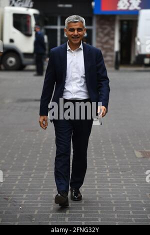 Maire de Londres Sadiq Khan lors d'une visite à China Town, Londres, alors que les lieux d'accueil et de divertissement intérieurs rouvrent au public suite à l'assouplissement des restrictions de confinement en Angleterre. Date de la photo: Lundi 17 mai 2021. Banque D'Images