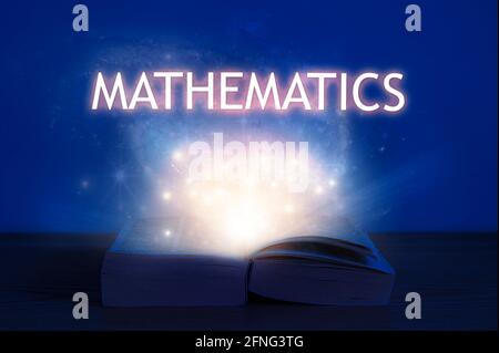 La lumière vient du livre ouvert avec les mathématiques de mot. Concept d'éducation. Banque D'Images