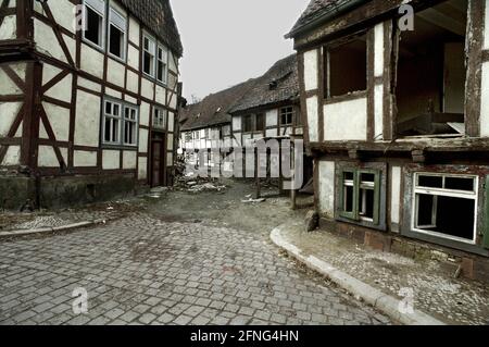 Saxe-Anhalt / GDR Land / 1990 la vieille ville de Halberstadt, autrefois une zone de bâtiments à colombages. Bien que beaucoup aient été détruits dans la guerre, le RDA a laissé le repos encore habitable se pourriture davantage. Au lieu de cela, des bâtiments préfabriqués devaient être érigés. // Staedtebau / Decay / Bundeslaender (voir les nouvelles photos: Tous redéveloppés) [traduction automatique] Banque D'Images