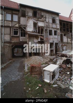 Saxe-Anhalt / GDR Land / 1990 la vieille ville de Halberstadt, autrefois une zone de bâtiments à colombages. Bien que beaucoup aient été détruits dans la guerre, le RDA a laissé le repos encore habitable se pourriture davantage. Au lieu de cela, des bâtiments préfabriqués devaient être érigés. // Staedtebau / Decay / Bundeslaender (voir les nouvelles photos: Tous redéveloppés) [traduction automatique] Banque D'Images