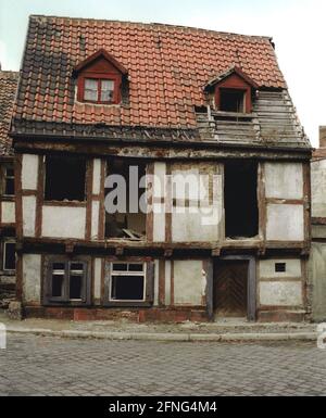 Saxe-Anhalt / GDR Land / 1990 la vieille ville de Halberstadt, autrefois une zone de bâtiments à colombages. Bien que beaucoup aient été détruits dans la guerre, le RDA a laissé le repos encore habitable se pourriture davantage. Au lieu de cela, des bâtiments préfabriqués devaient être érigés. // Staedtebau / Decay / Bundeslaender (voir les nouvelles photos: Tous redéveloppés) [traduction automatique] Banque D'Images