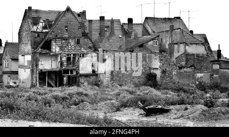 Etats fédéraux / Saxe-Anhalt / Etat GDR / 1991 Vieille ville d'Aschersleben. Il avait l'air particulièrement mauvais. Cela faisait autrefois partie de la vieille ville médiévale, comme on peut le voir dans les agencements de rue. / décroissance / [traduction automatique] Banque D'Images