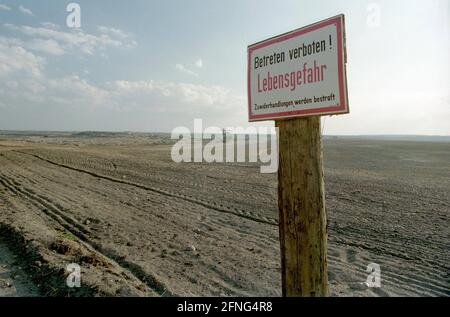 Etats fédéraux / Saxe-Anhalt / GDR-State / 1991 mine à ciel ouvert de lignite fermée Goitzsche près de Bitterfeld.premiers pas pour la réhabilitation: Panneaux d'interdiction. // paysages / énergie / lignite / // Environnement / lignite / Paysage industriel [traduction automatique] Banque D'Images