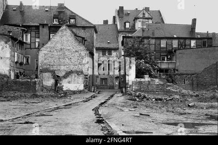 Etats fédéraux / Saxe-Anhalt / Etat GDR / 1991 Vieille ville d'Aschersleben. Il avait l'air particulièrement mauvais. Cela faisait autrefois partie de la vieille ville médiévale, comme on peut le voir dans les agencements de rue. / décroissance / [traduction automatique] Banque D'Images