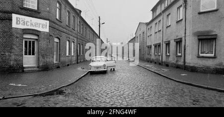 Saxe-Anhalt / GDR-pays / Economie / Dec. 1991 Bitterfeld, quartier de classe ouvrière à la cour de chemin de fer, une boulangerie privée // Vieille ville / Etats fédéraux / GDR-ville / [traduction automatique] Banque D'Images