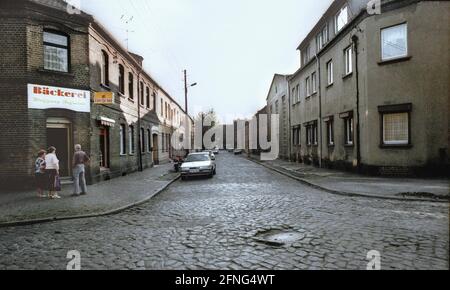 Saxe-Anhalt / GDR-pays / Economie / Dec. 1991 Bitterfeld, quartier de classe ouvrière à la cour de chemin de fer, une boulangerie privée // Vieille ville / Etats fédéraux / GDR-ville / [traduction automatique] Banque D'Images