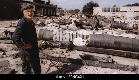 Saxe-Anhalt / GDR State / 1991 Bitterfeld: Il s'agissait autrefois d'un bâtiment d'usine de la VEB Rohrleitungs-Kombinat Bitterfeld, qui équippait également des centrales nucléaires. Toute l'usine a été démoli. Seule une partie moderne de l'usine de Muldenstein a survécu. // bluehende Landschaften / Einigung / Wirtschaft / Treuhand / Abras [traduction automatique] Banque D'Images