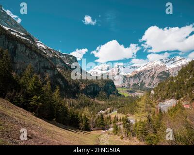 Belle vue sur les montagnes enneigées, les pins et le vaste paysage montagneux. Kandersteg, Suisse. Banque D'Images