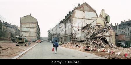 Etats fédéraux / Saxe / début 1990 Leipzig-Volkmarsdorf: Quartier des travailleurs. Les responsables de la RDA voulaient la déchirer et construire des bâtiments préfabriqués à la place. Photo: Face arrière d'un bloc sur Edlichstrasse // Vieille ville / Décarie / Staedtebau / logement / GDR campagne [traduction automatique] Banque D'Images