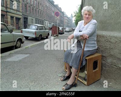 Saxe / pays de la RDA / début 1990 Karl-Marx-Stadt, Chemnitz attendant devant la banque d'épargne de la ville de présenter la demande d'échange de monnaie. Chaque citoyen GDR devait ouvrir un compte s'il voulait avoir D-Mark au milieu de l'année. Une vieille femme attend un téléviseur encombrant. Johanna Koehler. // Accord / banques / personnes âgées / Etats fédéraux [traduction automatique] Banque D'Images