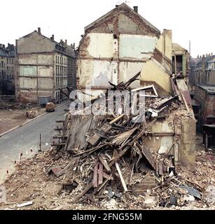 Etats fédéraux / Saxe / début 1990 Leipzig-Volkmarsdorf: Quartier des travailleurs. Les responsables de la RDA voulaient la déchirer. Photo: Arrière d'un bloc à l'Edlichstrasse. // Vieille ville / pourriture / urbanisme / logement / GDR-terre [traduction automatique] Banque D'Images