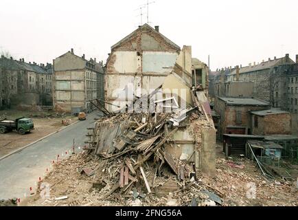 Etats fédéraux / Saxe / début 1990 Leipzig-Volkmarsdorf: Quartier des travailleurs. Les responsables de la RDA voulaient la déchirer. Photo: Arrière d'un bloc à l'Edlichstrasse. // Vieille ville / pourriture / urbanisme / logement / GDR-terre [traduction automatique] Banque D'Images