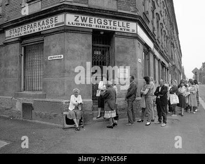 Saxe / GDR / début 1990 Karl-Marx-Stadt, Chemnitz attendant devant la banque d'épargne de la ville de présenter la demande d'échange de monnaie. Chaque citoyen GDR devait ouvrir un compte s'il voulait avoir D-Mark au milieu de l'année. Une vieille femme attend un téléviseur encombrant. Johanna Koehler. // Accord / banques / [traduction automatique] Banque D'Images