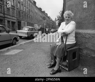 Saxe / pays de la RDA / début 1990 Karl-Marx-Stadt, Chemnitz attendant devant la banque d'épargne de la ville de présenter la demande d'échange de monnaie. Chaque citoyen GDR devait ouvrir un compte s'il voulait avoir D-Mark au milieu de l'année. Une vieille femme attend un téléviseur encombrant. Johanna Koehler. // Accord / banques / [traduction automatique] Banque D'Images