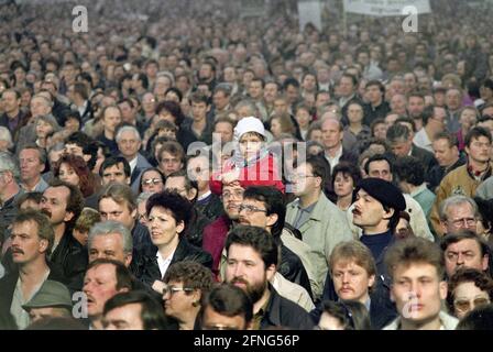 Saxe / Leipzig / fin 1990 Premier désenchantement des citoyens de la RDA, manifestation sur Karl-Marx-Platz à Leipzig, plus tard Augustusplatz, contre la politique d'unification // unification / pays de la RDA / foule / personnes [traduction automatique] Banque D'Images