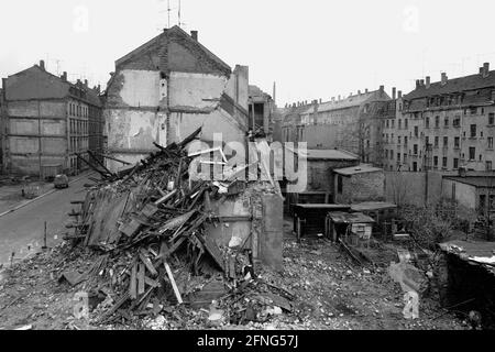 Etats fédéraux / Saxe / début 1990 Leipzig-Volkmarsdorf: Quartier des travailleurs. Les responsables de la RDA voulaient la déchirer. Photo: Arrière d'un bloc à l'Edlichstrasse. // Vieille ville / pourriture / urbanisme / logement / GDR-terre [traduction automatique] Banque D'Images