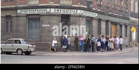 Saxe / pays de la RDA / début 1990 Karl-Marx-Stadt, Chemnitz attendant devant la banque d'épargne de la ville de présenter la demande d'échange de monnaie. Chaque citoyen GDR devait ouvrir un compte s'il voulait avoir D-Mark au milieu de l'année. // Accord / banques / [traduction automatique] Banque D'Images