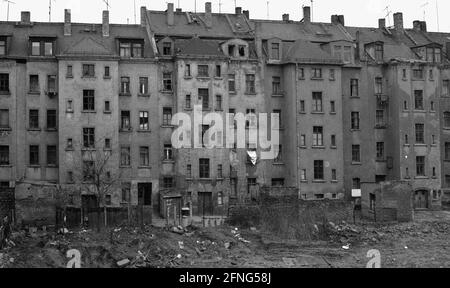 Etats fédéraux / Saxe / début 1990 Leipzig-Volkmarsdorf: Quartier des travailleurs. Les responsables de la RDA voulaient la déchirer. Photo: Arrière d'un bloc à l'Edlichstrasse. // Vieille ville / pourriture / urbanisme / logement / GDR-terre [traduction automatique] Banque D'Images