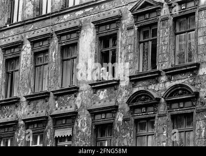 GDR-pays / Saxe / Etats fédéraux / 1990 Leipzig: Pourriture des villes, locataire à Leipzig-Connewitz, un quartier de la classe ouvrière, dont les maisons ont été très délabrées. Le locataire regarde hors de la fenêtre. // Architecture / logement / pourriture / façade / locataire [traduction automatique] Banque D'Images