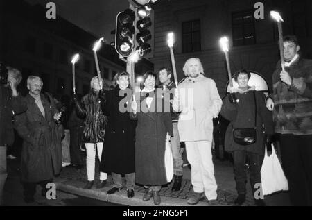 Des manifestants avec une chaîne de lumières à Odeonsplatz. Ils protestent contre la xénophobie et la xénophobie. [traduction automatique] Banque D'Images