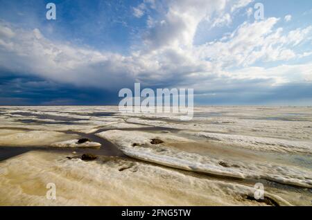 De magnifiques flotteurs de glace sur fond de ciel nuageux. Printemps dans le nord Banque D'Images