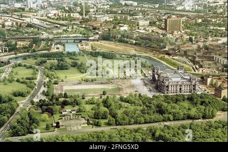 Berlin-City / District du Gouvernement / 5 / 1991 Reichstag, Platz der Republik, Spreebogen. En haut à gauche: Lehrter Bahnhof, maintenant Haupt-Bahnhof, en bas de l'autre côté: Strasse des 17.Juni et le monument soviétique. À l'extrême gauche se trouve la Chancellerie fédérale, dans le Spreebogen se trouvent les bâtiments du Bundestag. A l'époque nazie, le grand hall en dôme de la capitale du Reich <Germania> était censé y tenir. // Spree / Bundestag / districts / Tiergarten *** Légende locale *** [traduction automatique]