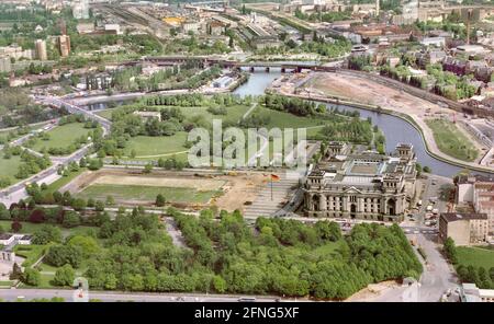 Berlin / Regierungsviertel / 5 / 1991 Reichstag et les zones pour les bâtiments du Bundestag, l'ambassade suisse solitaire ci-dessus, à gauche se trouve aujourd'hui le bureau du chancelier. Au-dessus de la gare de Lehrter, aujourd'hui la gare principale. Dans le Spreeboghen aujourd'hui sont des bâtiments pour le Bundestag. Sous la Strasse des 17.Juni. Le mur a couru le long de la rive supérieure de la Spree. Vous pouvez voir la zone vide où la bande de la mort était // Spree / Bundestag / Bezirke / Tiergarten *** Légende locale *** [traduction automatique] Banque D'Images