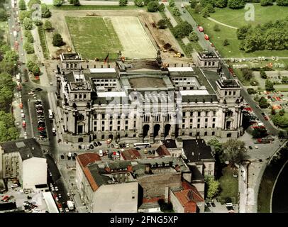 Berlin-City / District du Gouvernement / 1991 Reichstag et Platz der Republik. A partir de 1992 le Reichstag est entièrement reconstruit, il obtient un nouveau dôme et devient le siège du Bundestag. De nouveaux bâtiments du Bundestag sont construits tout autour // Spree / Bundestag / districts / Tiergarten / vues aériennes *** Légende locale *** [traduction automatique] Banque D'Images