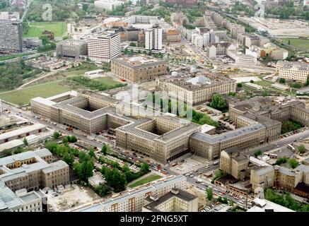 Berlin-Centre / Gouvernement fédéral / 1991 la société de fiducie de Wilhelmstrasse, construite sous le nom de Reichs-Luftfahrtministerium, aujourd'hui Bundes-Finanzministerium, centre droit le Bundesrat pas encore reconstruit à Leipziger Strasse. Au milieu, la Chambre des représentants de Berlin, ancien Parlement prussien, à gauche de celle-ci le bâtiment Gropius et la Gestapo-Gelaende, // photographies aériennes / districts / Mitte / Kreuzberg / District gouvernemental *** Légende locale *** [traduction automatique] Banque D'Images