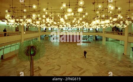 Berlin-Mitte / DDR / 5 / 1995 le Palais de la République à la Schlossplatz, hall d'entrée. En raison des nombreuses lampes aussi appelées -Erichs Lampenladen-. Dans le bâtiment était également le <Volkskammer> du GDR, le Parlement. // Mitte / Stadtschloss / Unter den Linden / Histoire / au lieu des 1950 palais de ville démoli a été construit à partir de 1973 le Palais de la République, 180 m de long, 32 m de large. Il y avait plusieurs installations. Dans le grand hall événements a eu lieu, il a tenu 5000 visiteurs. Dans la petite salle, la chambre des gens de la RDA s'est réunie. Il y avait aussi des restaurants et des cafés pour 1500 personnes. Le Banque D'Images