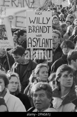 Berlin-districts / Mitte / étrangers / 8.11. 1992 manifestation contre la xénophobie dans la Strasse des 17.Juni. - Willy Brandt était également demandeur d'asile. La raison: La Loi fondamentale doit être modifiée dans l'article sur l'asile. // droite / gauche / asile / [traduction automatique] Banque D'Images